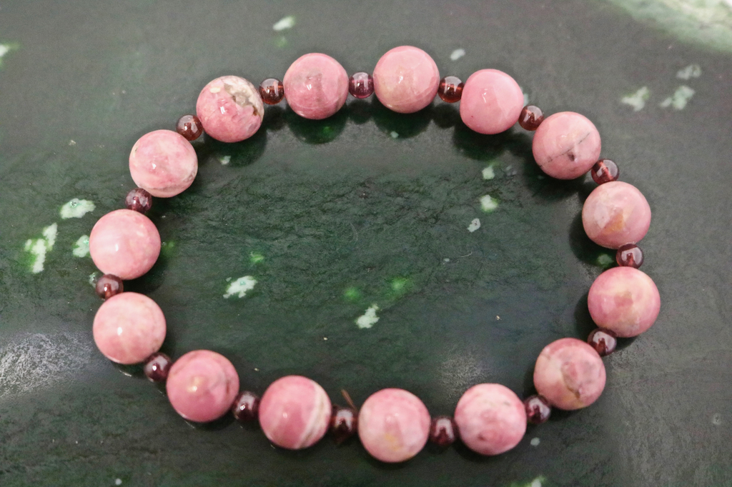 Rhodonite beaded bracelet with Garnet