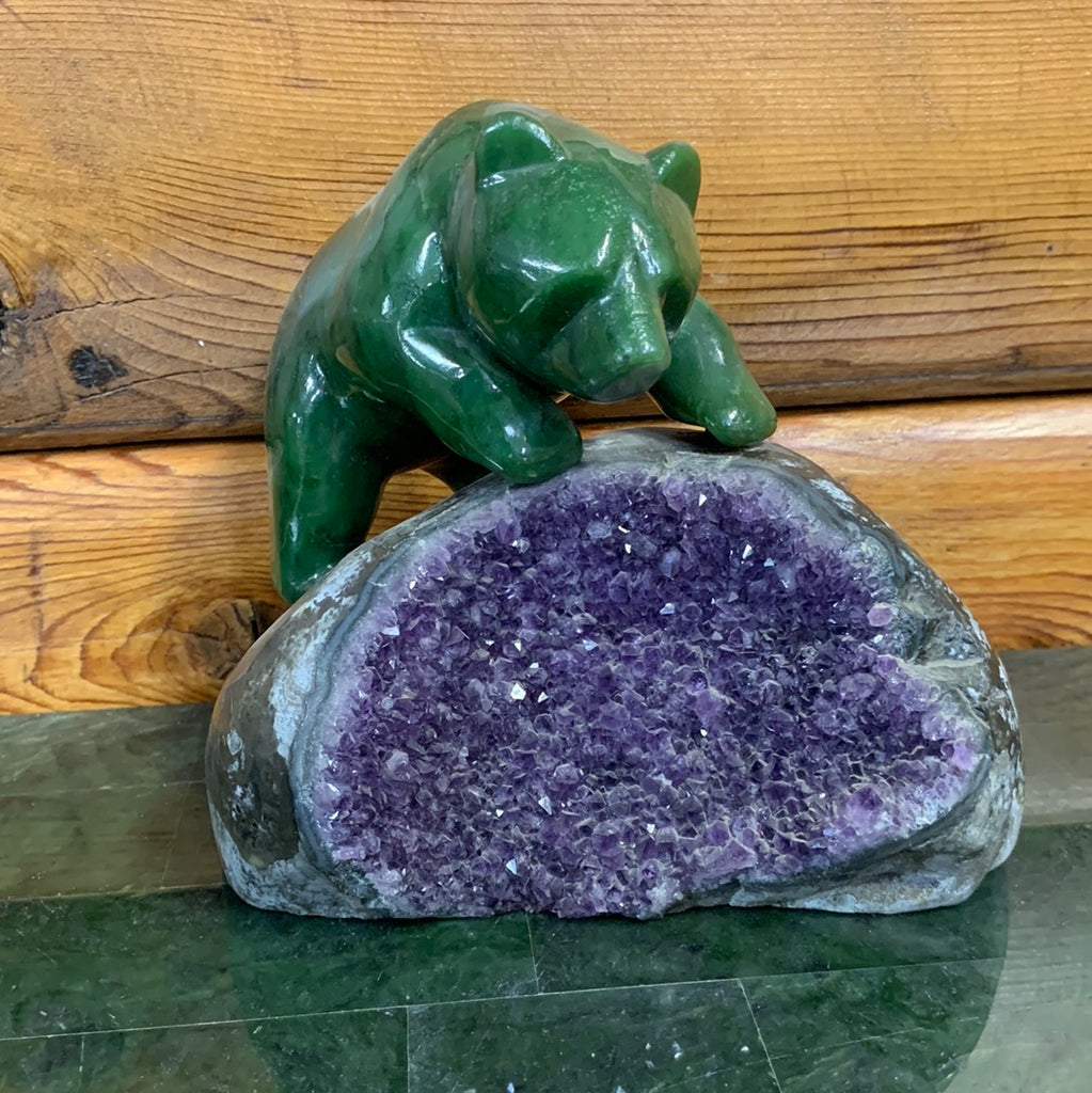 Jade bear on amethyst